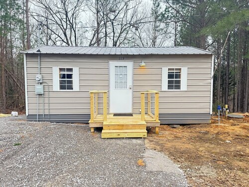 Secluded one bedroom cabin with large deck overlooking a wooded gully.