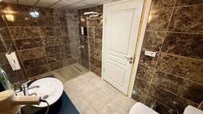 Standard Double Room | Bilik Mandi | Pancuran mandi, pengering rambut, tuala disediakan, sabun 