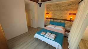 Ropa de cama de alta calidad y espacio para trabajar con laptop 