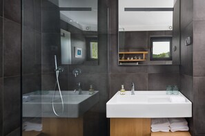 Douche, sèche-cheveux, serviettes fournies, savon