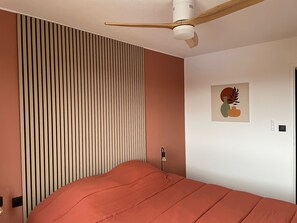 1 habitación, tabla de planchar con plancha y cuna de viaje 