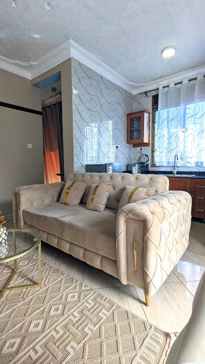 TV connectée, jeux vidéo, baby-foot, livres