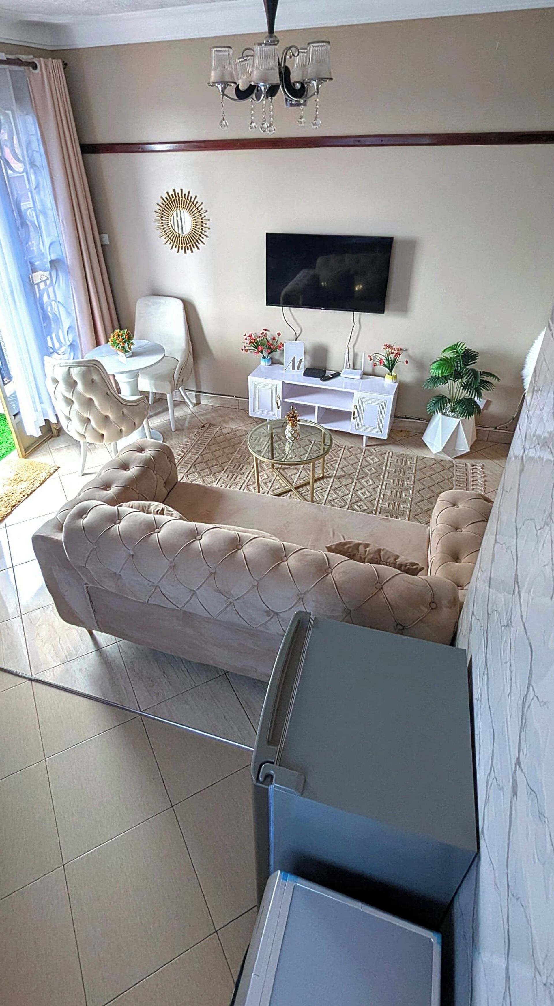 Älytelevisio, videopelejä, pöytäjalkapallopöytä, kirjoja