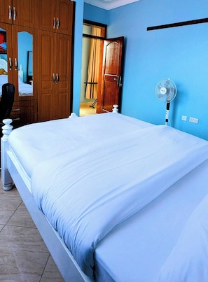 1 chambre, coffre-fort, fer et planche à repasser