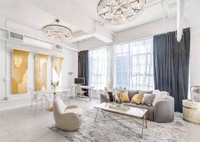 Chic DTLA 1-bedroom sleeps 4 with Rooftop Pool and Free Parking