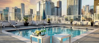 Chic DTLA 1-bedroom sleeps 4 with Rooftop Pool and Free Parking