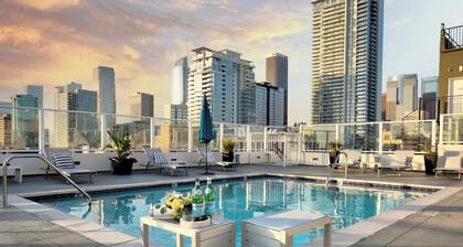 Chic DTLA 1-bedroom sleeps 4 with Rooftop Pool and Free Parking