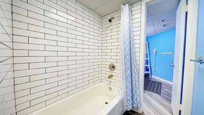 Haartrockner, Handtücher, Seife, Toilettenpapier
