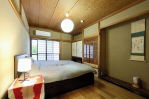 4 bedrooms, desk, iron/ironing board, WiFi