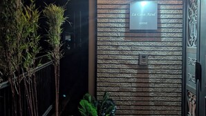A building entrance with a sign reading "La Casa Azul" and "SEKINE".