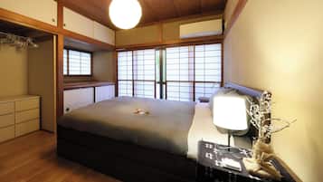 4 bedrooms, desk, iron/ironing board, WiFi