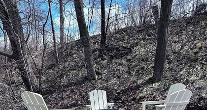 Quiet Charlevoix Cottage Walk to Town and Lake Michigan Beaches