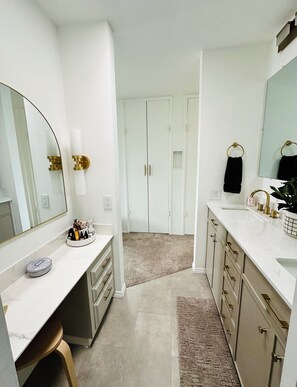 Shower, hair dryer, towels, soap - 4-bedroom house in awesome Coronado with AC, WiFi and views. Enjoy your stay (Coronado)