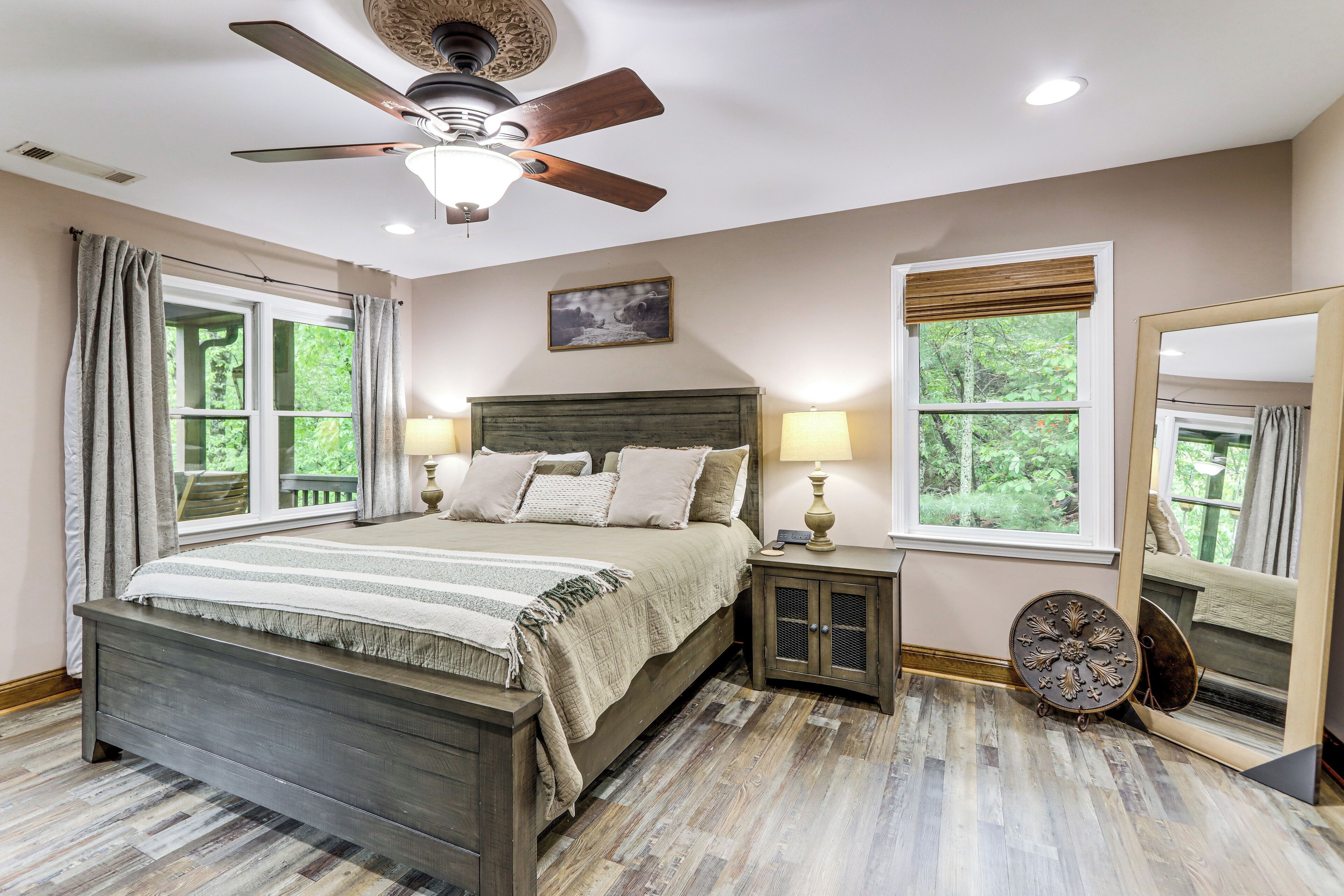3 bedrooms, desk, WiFi, bed sheets