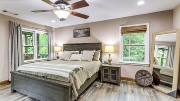 3 bedrooms, desk, WiFi, bed sheets