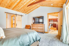 4 bedrooms, iron/ironing board, WiFi, bed sheets - 6 Mi to Lake Winnipesaukee: New Hampshire Home (Gilford)