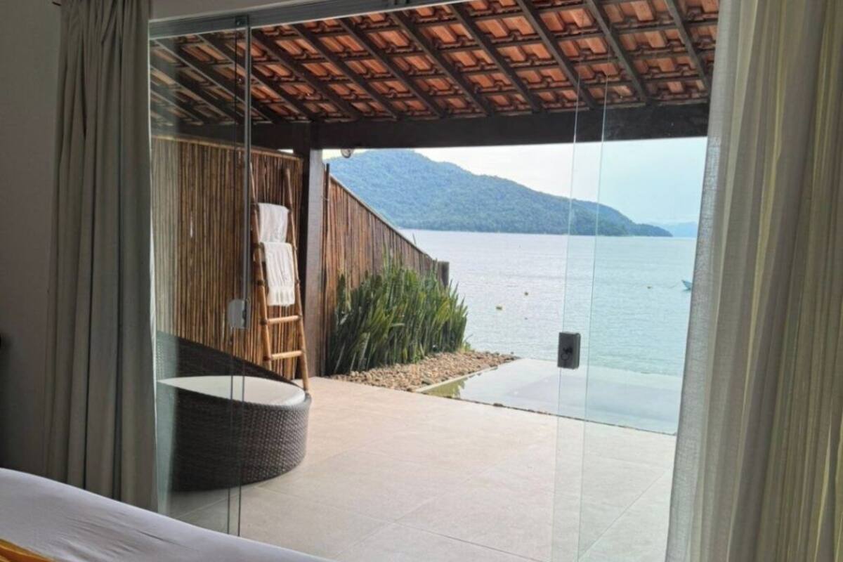 SUITE PRAIA DO AVENTUREIRO | 1 bedroom, premium bedding, free WiFi