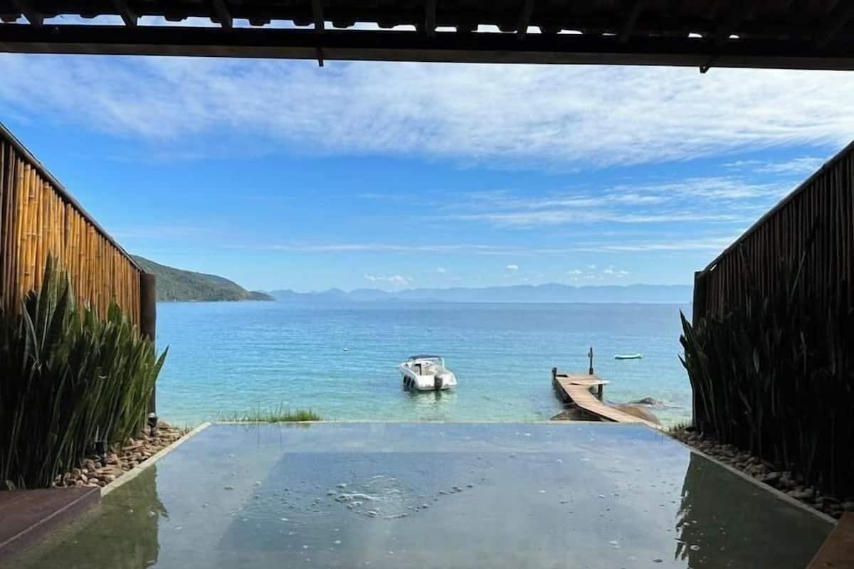 SUITE PRAIA DOS MEROS | Premium bedding, WiFi (free)