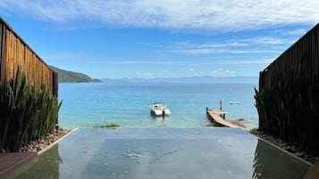 SUITE PRAIA DOS MEROS | Premium bedding, free WiFi