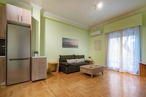 Living area - Central Athens Apt Street View by MPS (Athina)