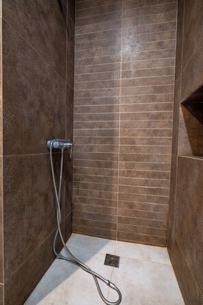 Haartrockner, Handtücher, Toilettenpapier
