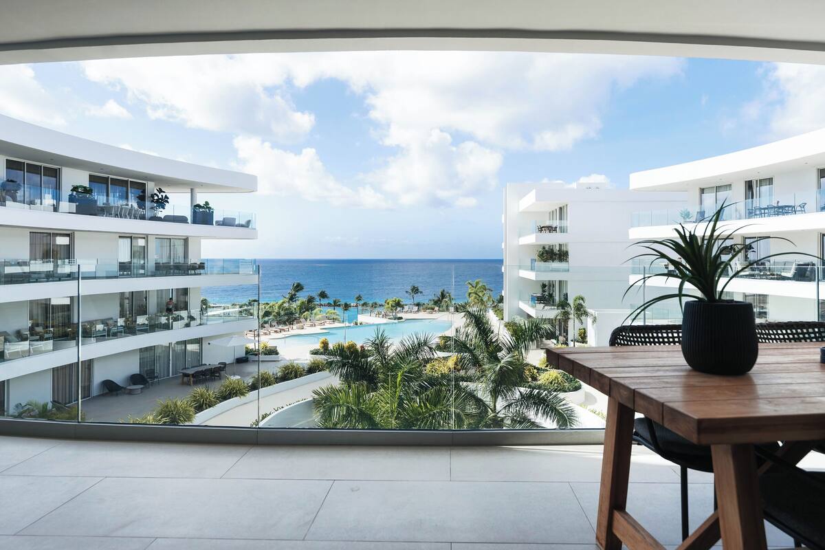 Ein modernes Hotel mit Pool, Außenbereich und Blick auf den Ozean.