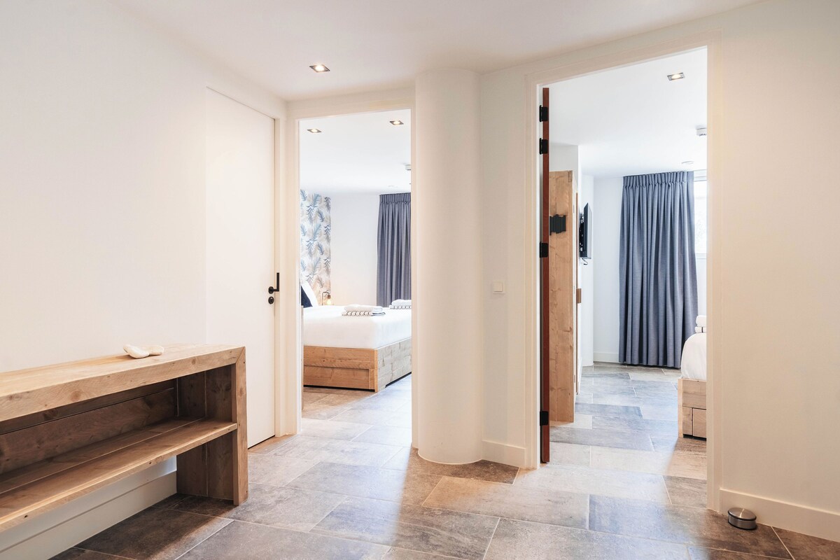 Tabla de planchar con plancha, wifi gratis y ropa de cama 