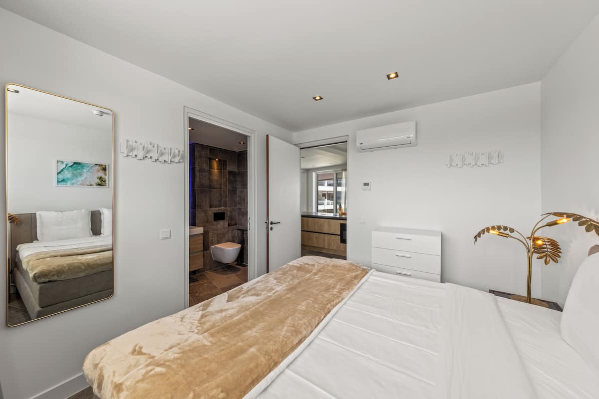 Apartemen Mewah, 3 kamar tidur | Setrika/meja setrika, Wi-Fi gratis, dan seprai linen