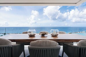 Oceanfront 2BR Luxury Retreat | ONE Mambo Beach | 露台