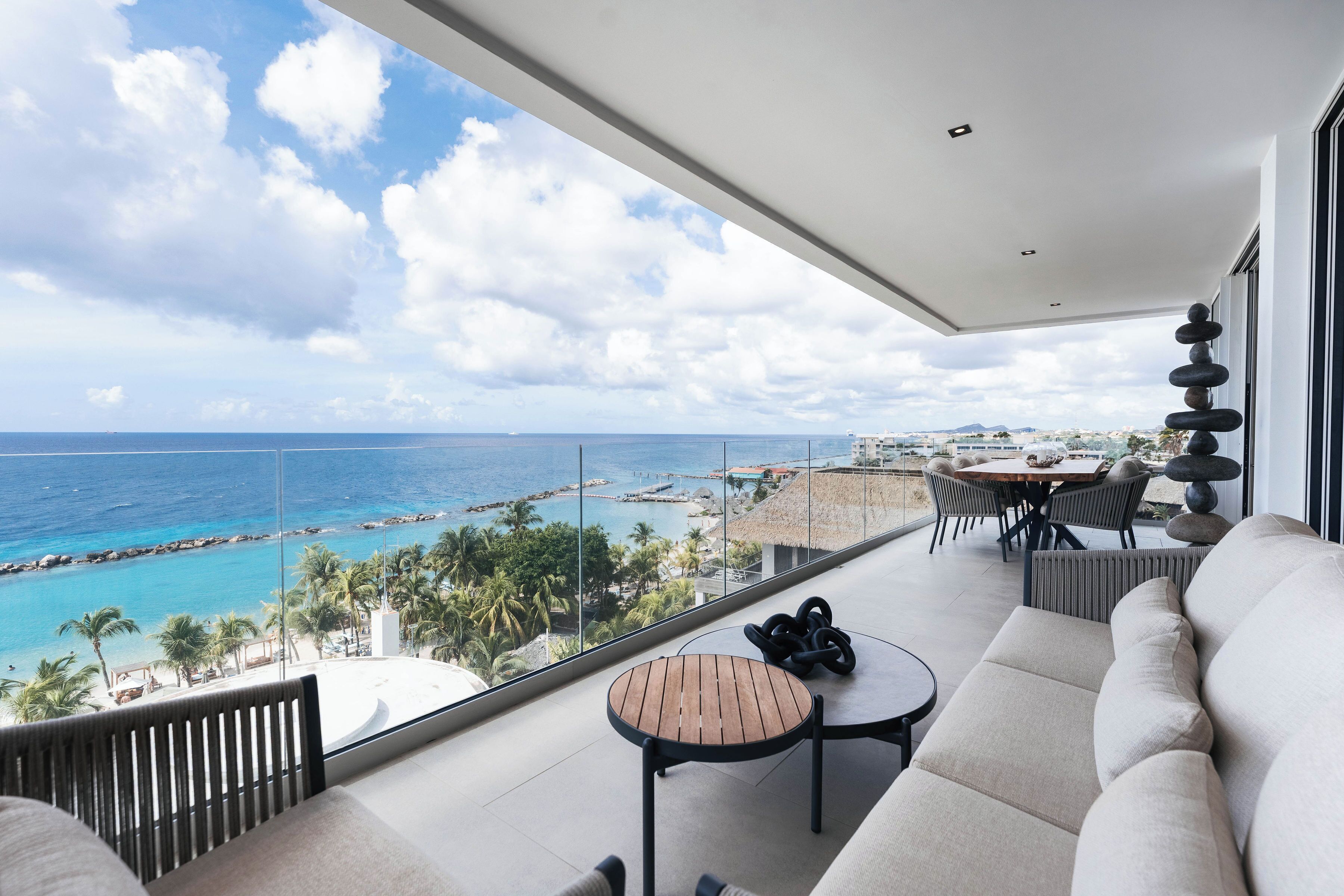 Oceanfront 2BR Luxury Retreat | ONE Mambo Beach | Terrasse/patio