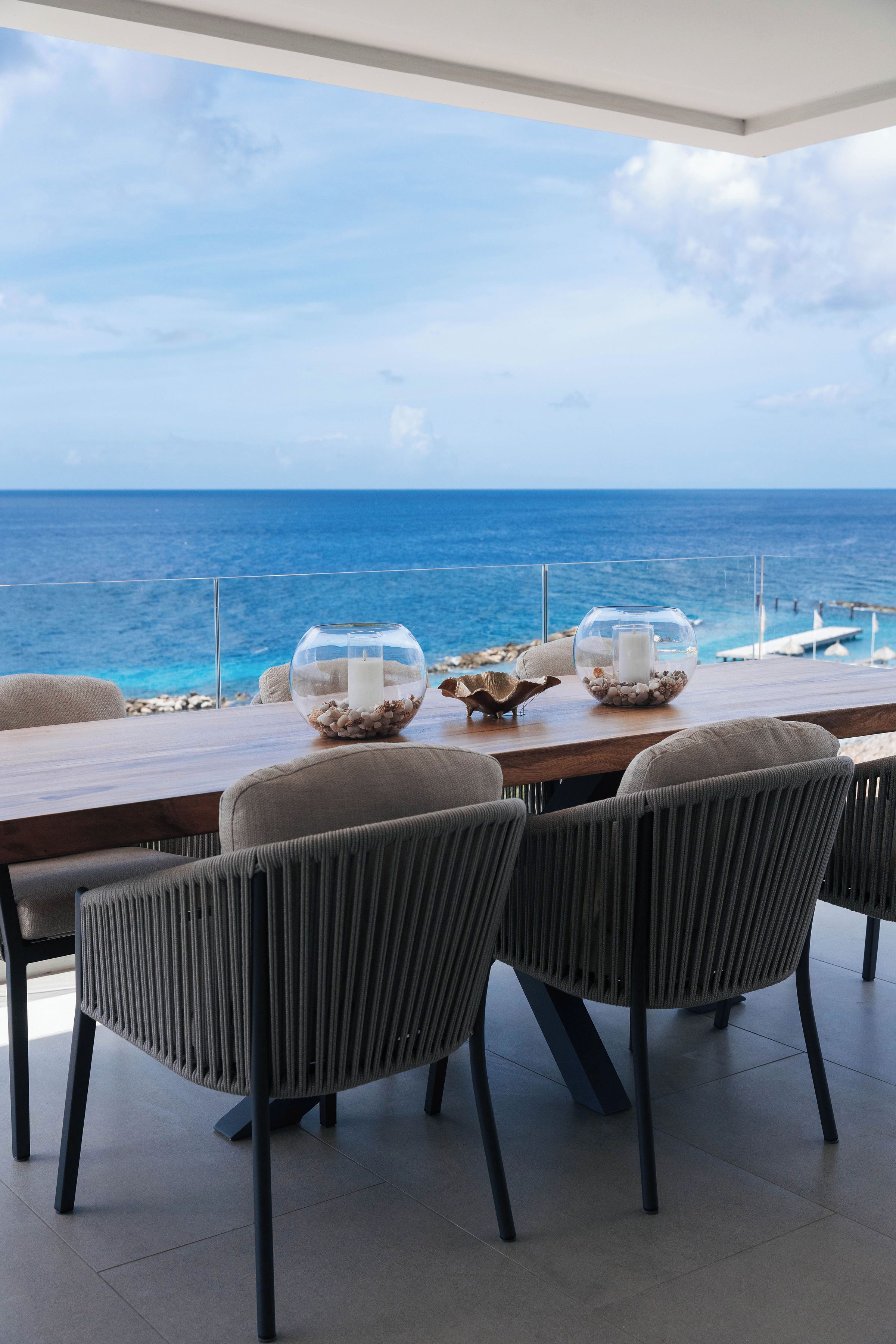 Oceanfront 2BR Luxury Retreat | ONE Mambo Beach | Terassi/patio