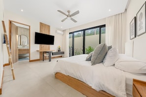 5 Schlafzimmer, Schreibtisch, Bügeleisen/Bügelbrett, Reisekinderbett