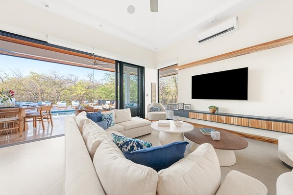 Smart TV, table tennis, stereo