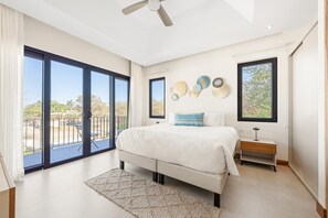 5 slaapkamers, een bureau, een strijkplank/strijkijzer, reisbedje