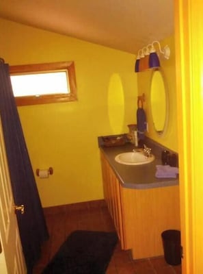 Serviettes fournies, savon, papier de toilette