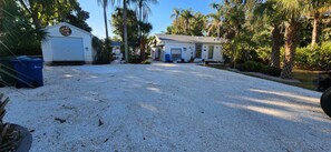 Exterior - Charming, Spacious 2 Bedroom Home located on a "No through" Rd, 1.7M to Beach. (Nokomis)