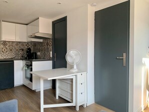 Micro-ondes, four, plaque de cuisson