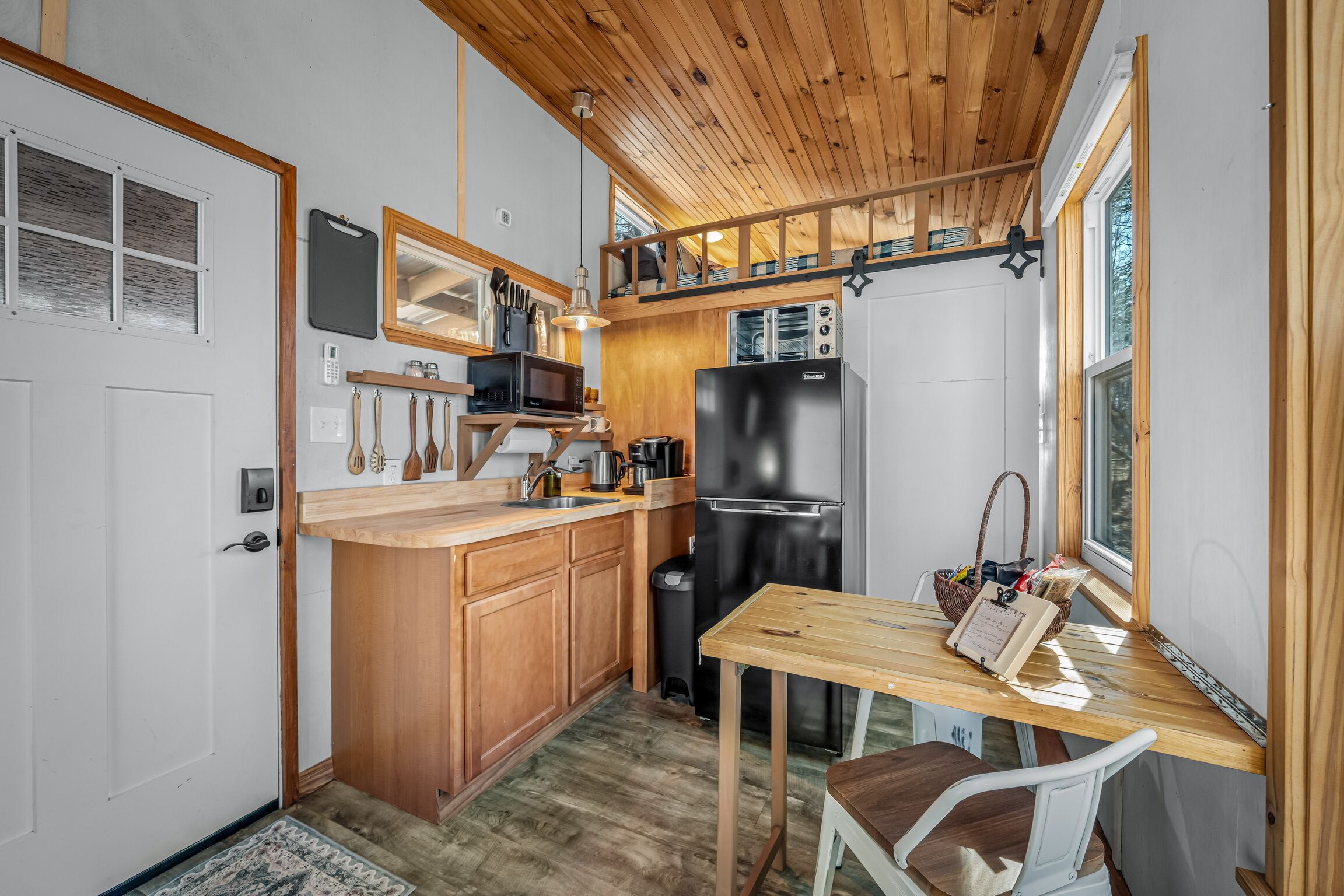 Fridge, microwave, oven, coffee/tea maker