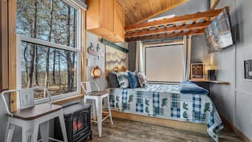 2 bedrooms, desk, free WiFi, bed sheets