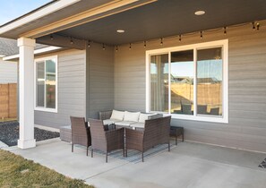 Terrace/patio - Homegrown Retreat - Spacious 3-bedroom family home - Fully Fenced in backyard (Richland)