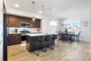 Private kitchen - Homegrown Retreat - Spacious 3-bedroom family home - Fully Fenced in backyard (Richland)
