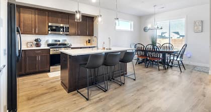 Homegrown Retreat - Spacious 3-bedroom family home - Fully Fenced in backyard