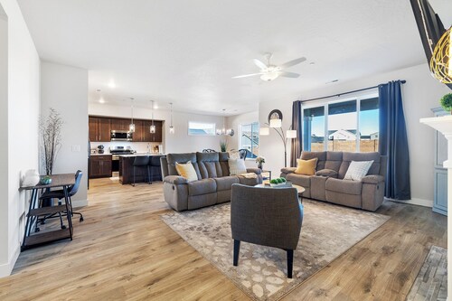 Homegrown Retreat - Spacious 3-bedroom family home - Fully Fenced in backyard