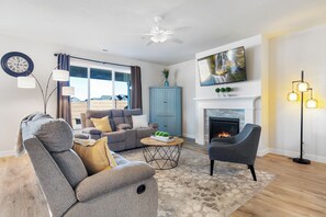 Living area - Homegrown Retreat - Spacious 3-bedroom family home - Fully Fenced in backyard (Richland)