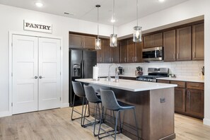 Private kitchen - Homegrown Retreat - Spacious 3-bedroom family home - Fully Fenced in backyard (Richland)