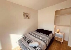 4 bedrooms, iron/ironing board, WiFi, bed sheets