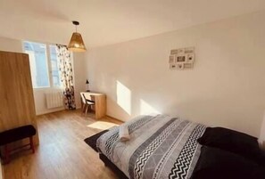 4 bedrooms, iron/ironing board, WiFi, bed sheets
