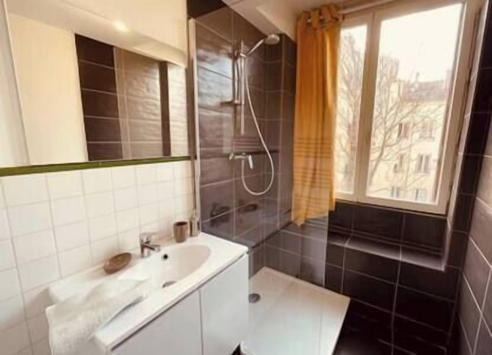 Douche, serviettes fournies, papier toilette