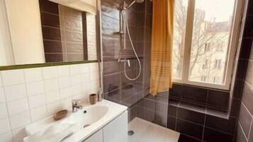 Douche, serviettes fournies, papier toilette