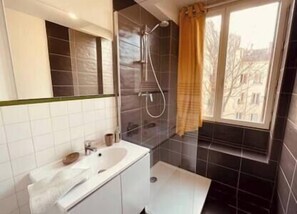 Dusch, handdukar och toalettpapper